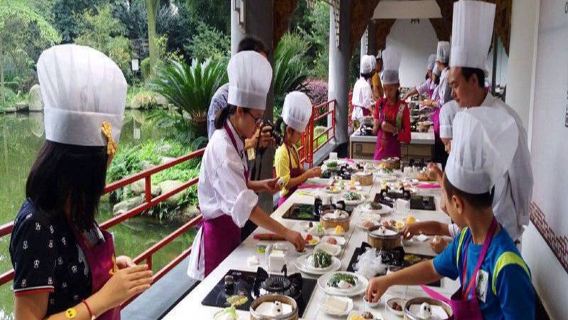 Private tour to Chuancais Museum and Dujiangyan with admission ticket and guide included