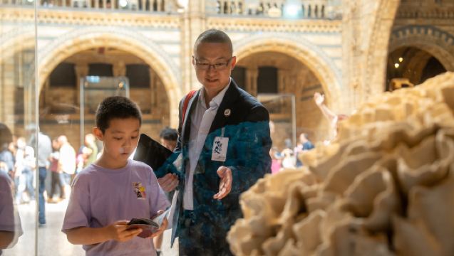 Penerangan berpandu dalam bahasa Cina untuk keluarga di Muzium Sejarah Semula Jadi London (2 jam lawatan berkumpulan/peribadi + termasuk tiket masuk + manual pembelajaran + laluan lawatan direka oleh doktor sains semula jadi)