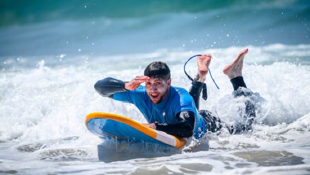 คอร์สเรียนโต้คลื่นที่หาดบาหลี อูลูวาตู บาลังกัน สำหรับผู้เริ่มต้นและระดับกลาง การเรียนการสอนแบบกลุ่มเล็ก 2 คน ระยะเวลา 2 ชั่วโมง รวมบริการรับส่งที่จุดนัดพบ พร้อมวิดีโอและรูปภาพฟรี