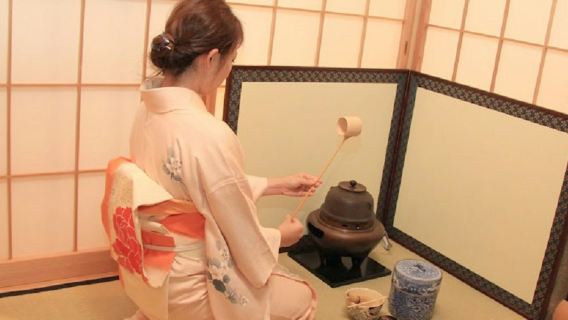 Tokio Asakusa: Experiencia con kimono y ceremonia tradicional de té matcha