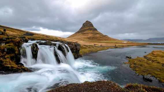 Excursión de un día por la península de Snæfellsnes en Islandia: Montaña Kirkjufell, playa de focas y pueblo de Arnarstapi