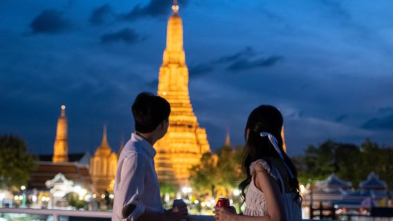 Bangkok Chao Phraya River Sightseeing Boot: Klimatisierte Kabine & Aussichtsdeck + Bonus-Tageskarte