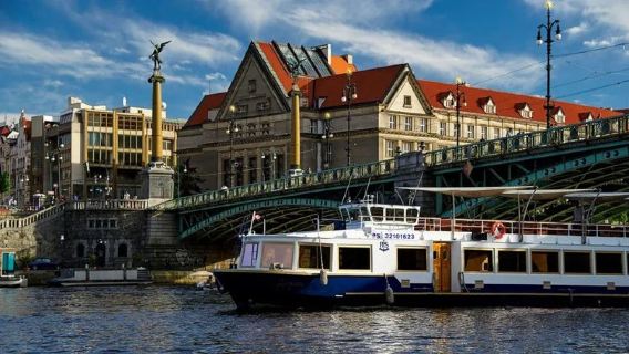 Crucero por el río Moldava en Praga (navegación por el casco antiguo + vistas panorámicas desde el agua + romanticismo clásico centroeuropeo)