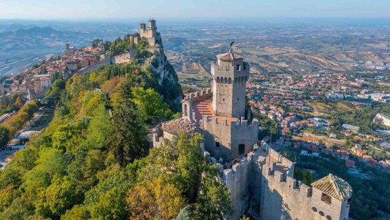 San Marino in a Small Group: Guided Tour with a Pass for 7 Museums and Towers