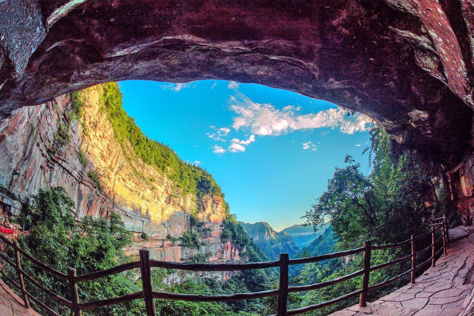 1-Day Chongqing-Jiangjin Tour: Grand Waterfall + Tudi Rock + Longtan Lake + Laolongkou Waterfall