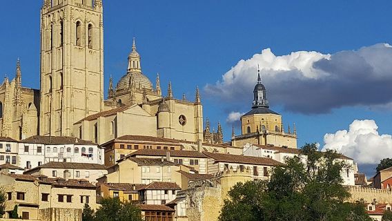 Segovia & Avila: Guided Walking Tour from Madrid