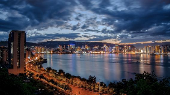 Illumina la tua avventura: scopri le splendide viste notturne di Chongqing con una crociera sul fiume