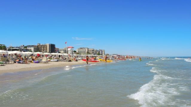 ร่มชายหาด Milano Marittima พร้อมเครื่องดื่มอาเปริทีฟ