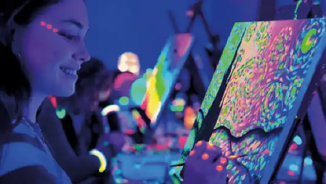 Valencia: Wine Gogh Glow Academy Paint and Sip Classes