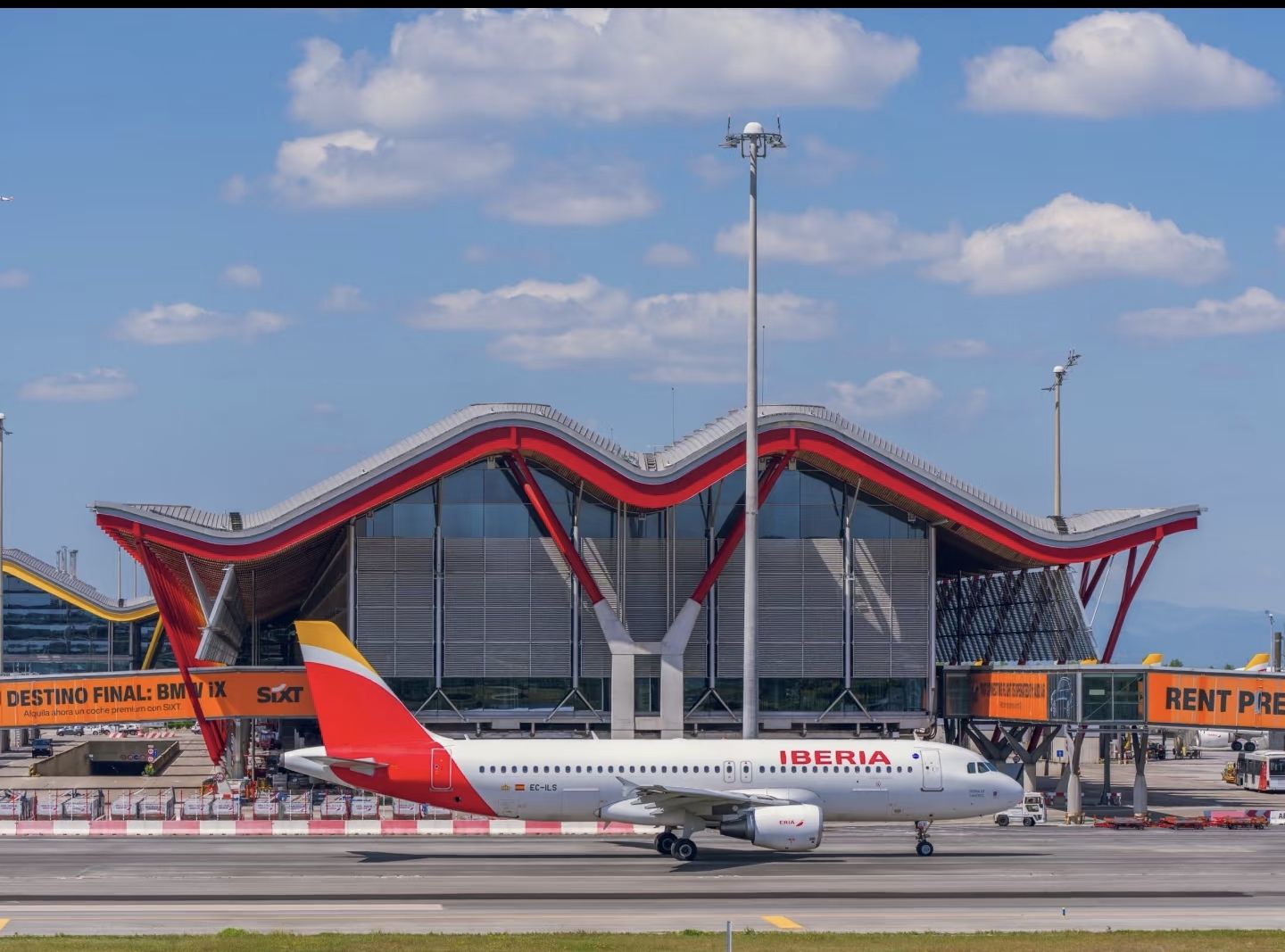 Madrid Airport pick-up/drop-off/transfer service---Chinese-speaking service, private car waiting