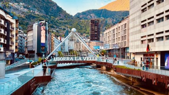 Barcelona Group Tour: Andorra La Vella-France-Spain Day Tour (English Guide)