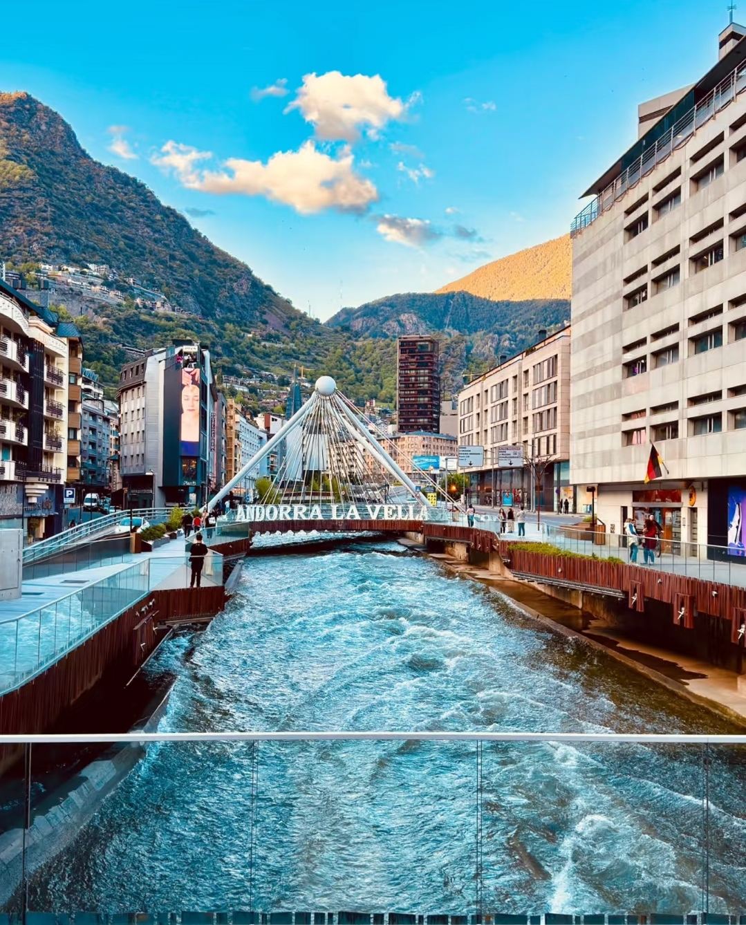 Barcelona Group Tour: Andorra La Vella-France-Spain Day Tour (English Guide)