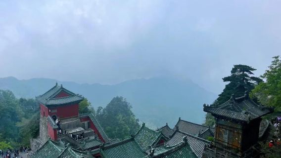 Excursión de un día con servicio de coche privado con conductor a Shiyan, Hubei: Lugar pintoresco de la montaña Wudang + Taizipo + Palacio Zixiao con servicio en inglés