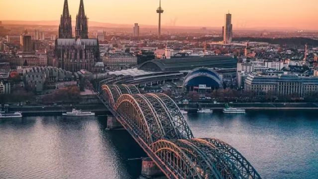 德國波恩教堂+貝多芬故居+科隆大教堂包車一日遊【中文司機】