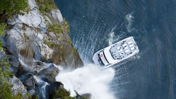 Tur bahasa Inggris perjalanan satu hari pulang pergi dari Queenstown ke Milford Sound + peternakan