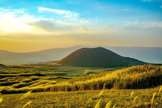 九州熊本+阿蘇火山+草千里+阿蘇男孩列車一日遊