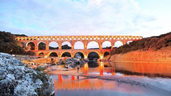 Avignon pergi-balik: Bandar Saint-Rémy + Bandar Les Baux + Arles + Jambatan Gard lawatan sewa peribadi
