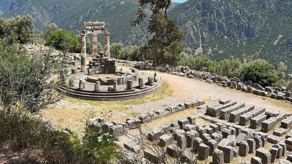 Round-trip from Athens to Delphi Archaeological Site + Archaeological Museum + Arachova 1-day tour