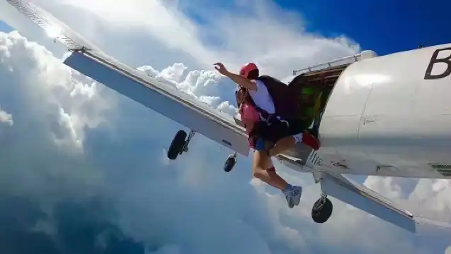 廣東鷹飛羅定陽江湖北荊門愛飛客海南三亞儋州雲南彌勒成都北京單人跳傘考證A證B證USPA跳傘執照培訓