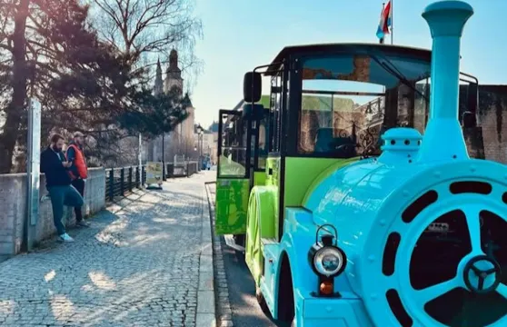 盧森堡舊城區的城市列車