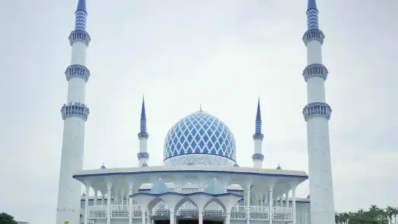 Kuala Lumpur City Center private charter Twin Towers + National Mosque + Batu Caves one-day tour with Transfers