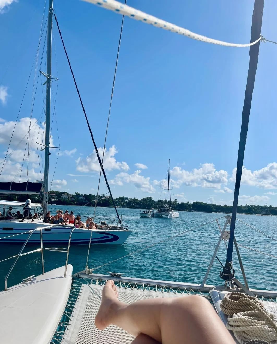 Mauritius Tagesausflug zur Île aux Cerfs mit Katamaran [Unterwasserwanderung + Gleitschirmfliegen + Schlauchboot + Leuchtturminsel]