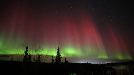 Madeline Lake: Aurora Lodge and Aurora Chasing Tour