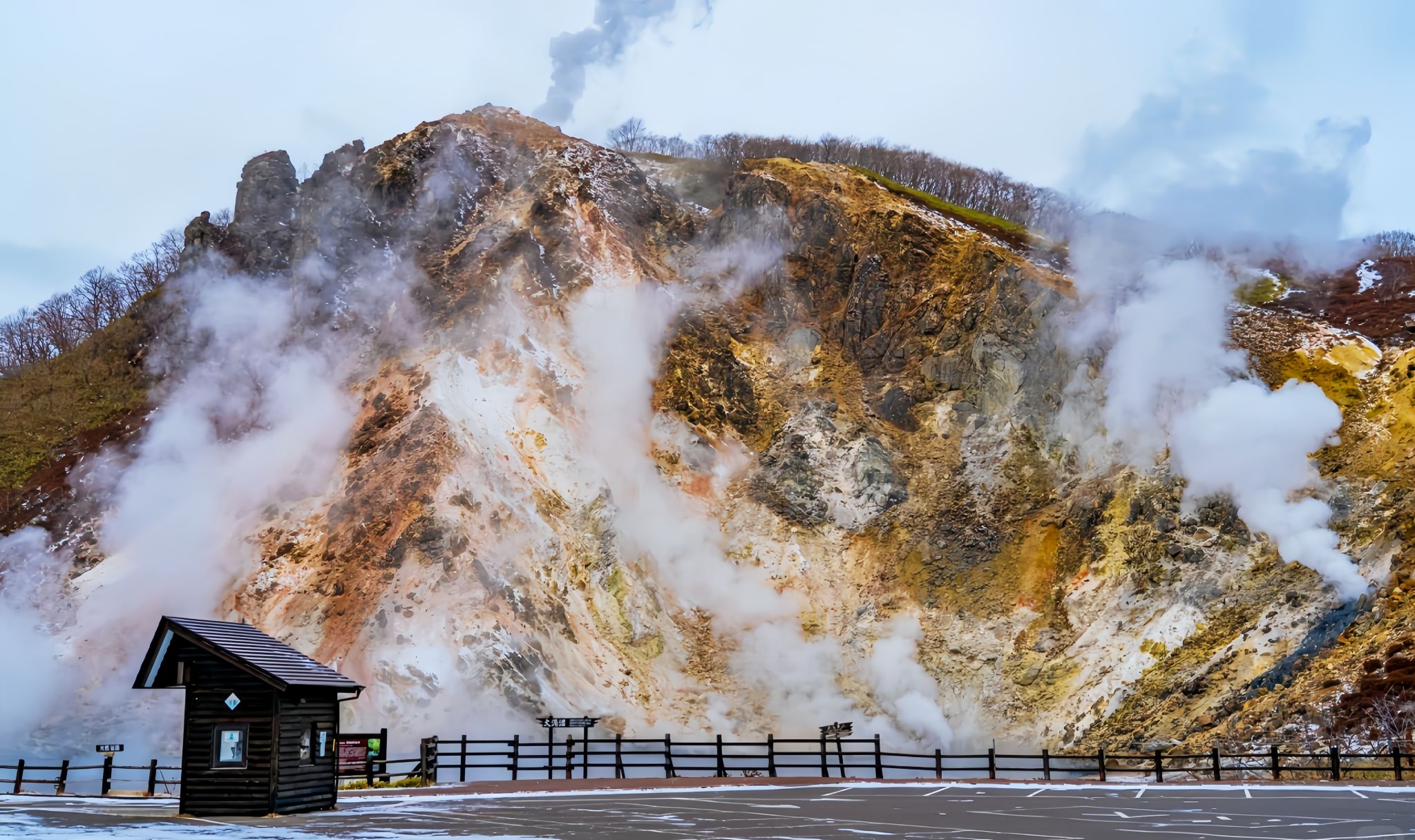 Hokkaido Lake Tōya + Noboribetsu Jigokudani Valley + Showa Shinzan Day Tour | Snowmobile Experience Available