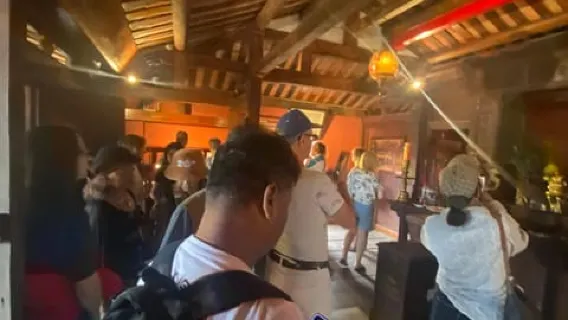 Đi thuyền đèn lồng, tham quan chợ và tự làm đèn lồng