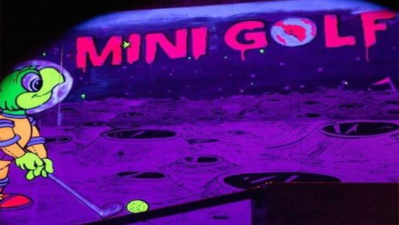 Lissabon: 18-holes indoor minigolfticket met bar