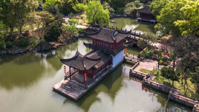 Round-trip from Shanghai: 1-day tour to Jinze ancient town and Shanghai Grand View Garden with multilingual guide and private charter customization