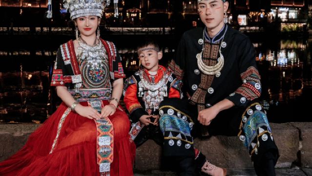 鳳凰古城Trip Moments【鳳凰古城旅拍跟拍民族服裝化妝攝影師拍攝個人寫真租衣服一價全含】