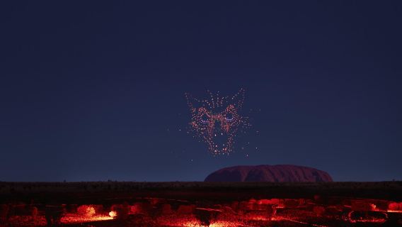 Шоу дронов и света в Улуру с билетами, трансфером из отеля и англоязычным сервисом