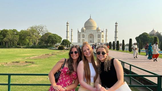 ทริปวันเดียวทัชมาฮาลและอักราโดยรถยนต์ - มีรถรับ-ส่งหลายเส้นทาง