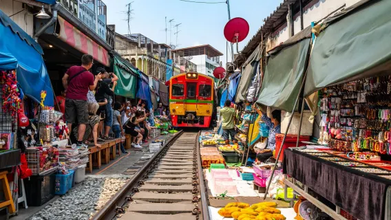 Damnoen Saduak Floating Market and Maeklong Railway Market Day Tour Including Hand-Rolled Boat Ride