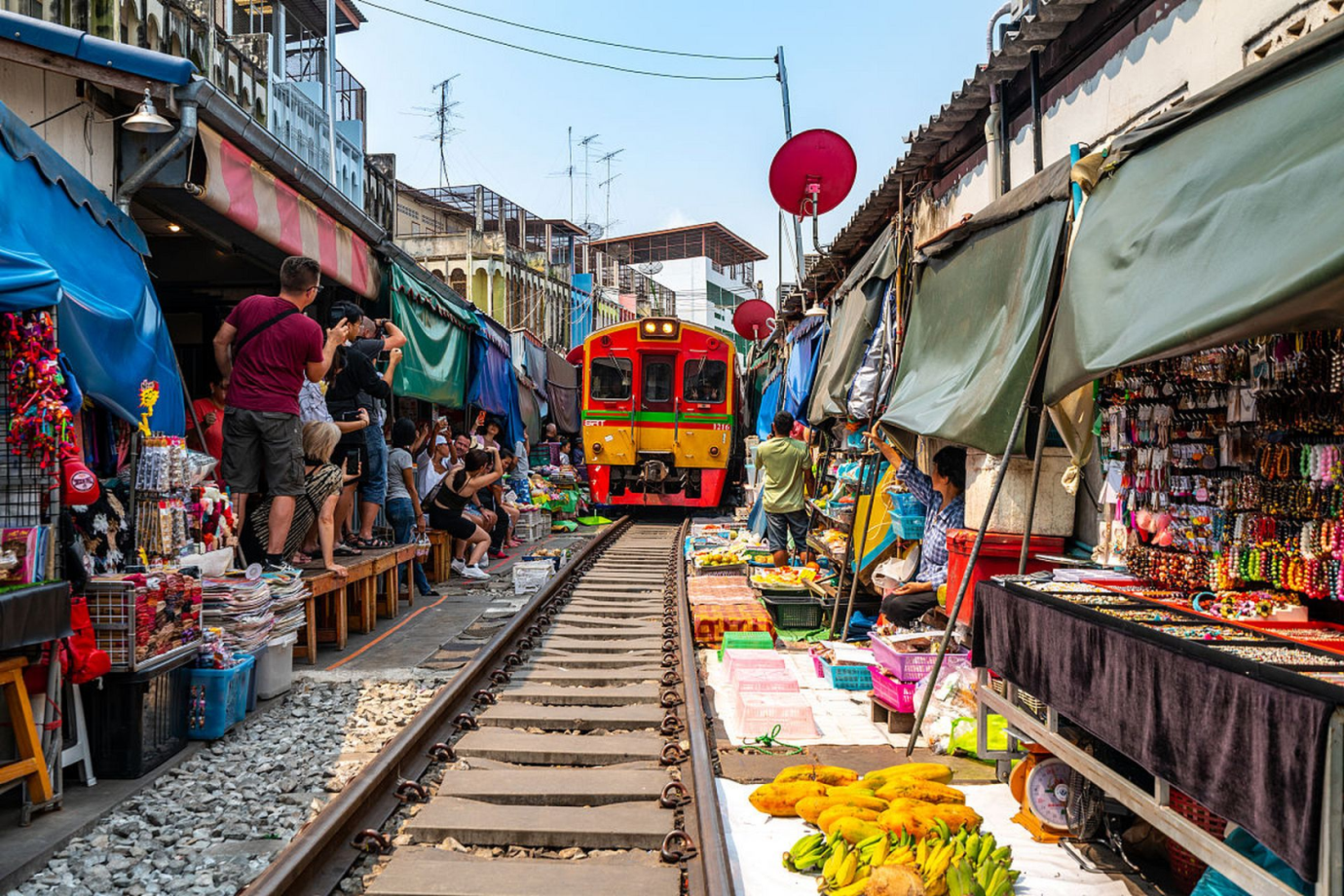 Tur Sehari Pasar Terapung Damnoen Saduak dan Pasar Kereta Api Maeklong Termasuk Naik Perahu Hand-Rolled