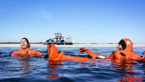 expérience de flottaison en combinaison de survie