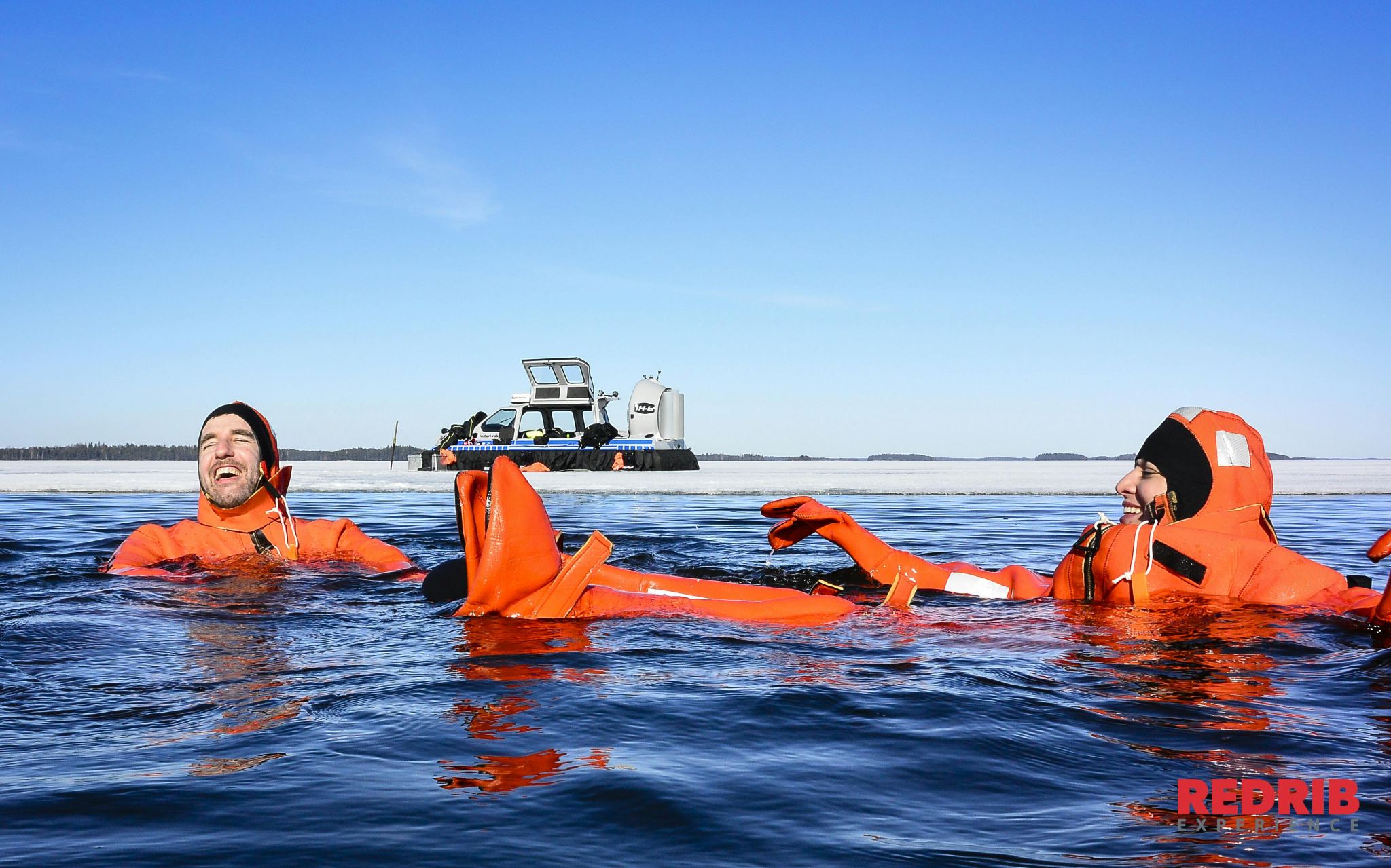 Esperienza di galleggiamento con tuta di sopravvivenza