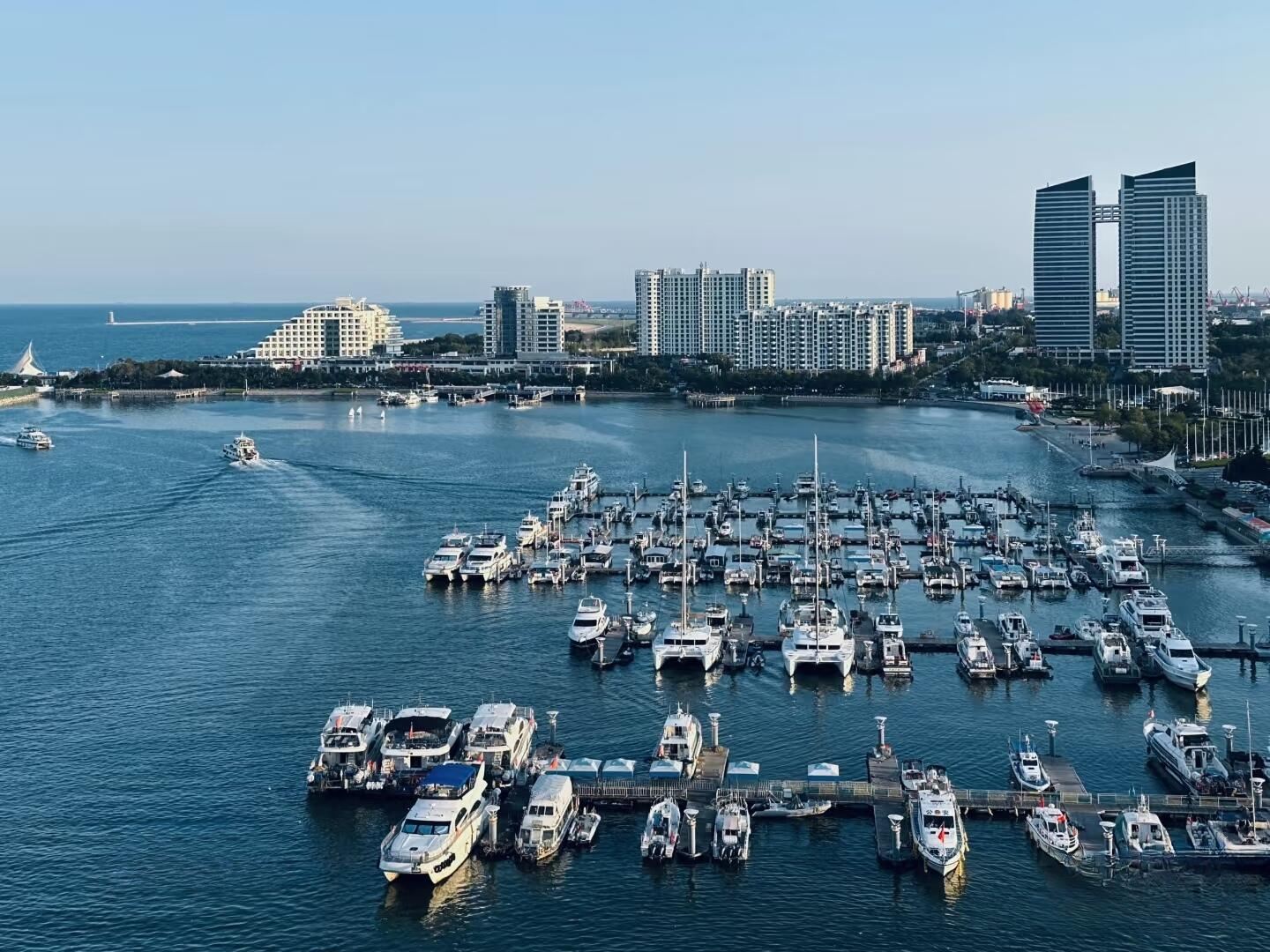 Однодневный тур по базе парусного спорта в Ричжао, острову Синдао, острову Персикового Цветения и живописным местам маяка с обслуживанием на китайском и английском языках
