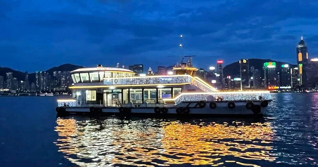 Hong Kong Evening Tour: Sunset Victoria Harbour Cruise, Michelin Dim Sum, and Sunset Experience