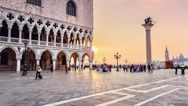 Venice: Gondola Ride and Skip the Line Doge's Palace Tour