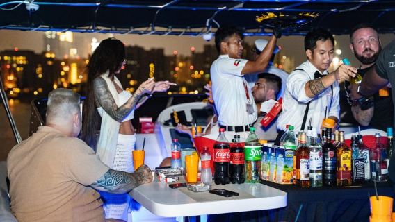 바비큐, 오픈 바, 라이브 DJ가 함께하는 두바이 마리나 럭셔리 요트 파티