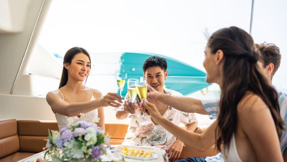 Dubai: Tour in yacht della Marina con barbecue o pasto leggero opzionale