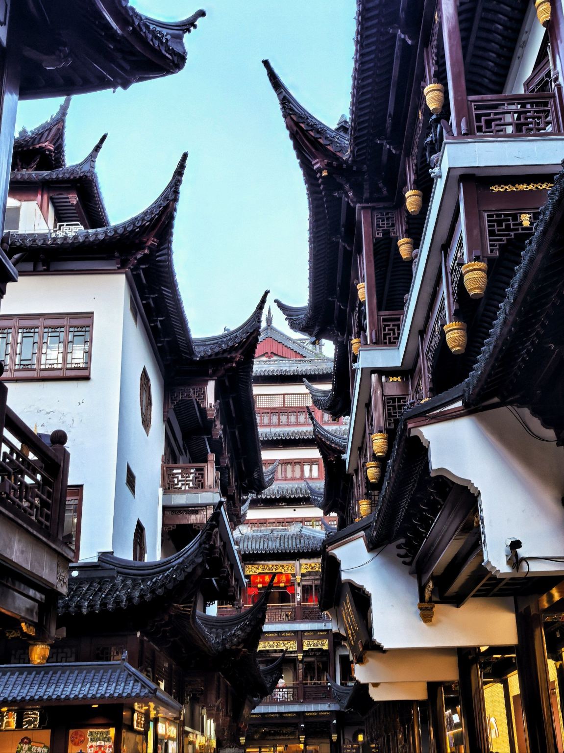 [Tour in inglese a Shanghai di un giorno] Tempio del Dio della Città + Giardino Yuyuan + Villaggio sull'acqua di Zhujiajiao + Bus sul Bund con biglietto d'ingresso incluso