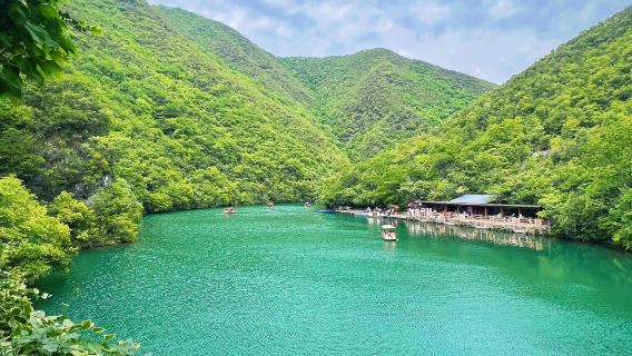 Excursión de un día al Museo de Shiyan en Hubei + Lugar turístico de Wulonghe + La antigua residencia de Dongfeng con servicio en inglés