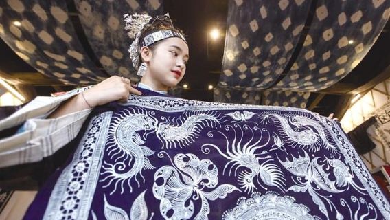 Excursión privada de un día a Zhangjiajie y el pueblo antiguo de Fenghuangxian (incluye una actividad de batik de Xiangxi)