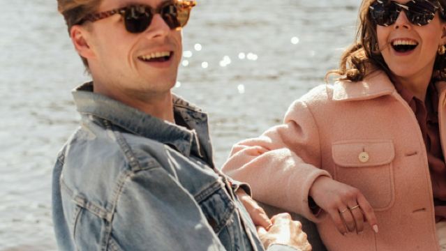 Amsterdam: Guided Saloon Boat Cruise + Cocktail & Waffle