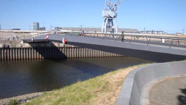Hamburg Harbor: 3.5-Hour Guided Tour by Bike