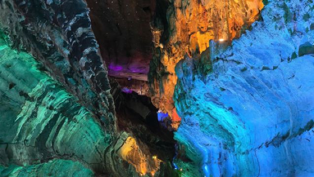 Eendaagse tour van Guangzhou naar het oude Yao-dorp in Qingyuan en de ondergrondse rivier van Lianzhou met heen- en terugreis, beschikbaar in Chinees en Engels