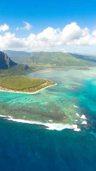 1-day tour in southern Mauritius - 4x4 ride to Pont Naturel + glass-bottom boat + helicopter tour to view the underwater waterfall
